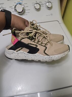 Air Huarache Run Ulta Sneaker by Nike. Size 8